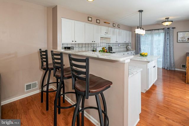 1 HOWE CT, Pennington, NJ 08534