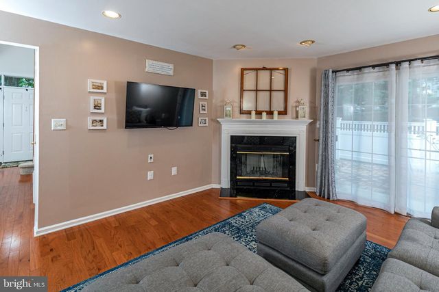 1 HOWE CT, Pennington, NJ 08534