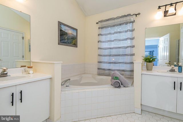 1 HOWE CT, Pennington, NJ 08534