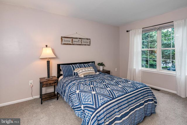 1 HOWE CT, Pennington, NJ 08534