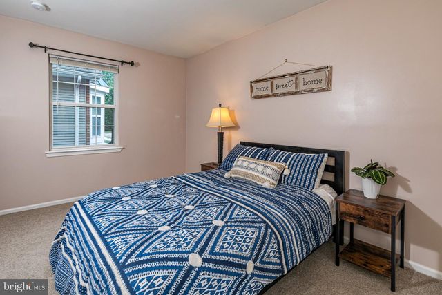 1 HOWE CT, Pennington, NJ 08534