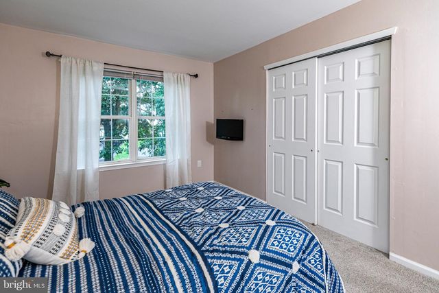 1 HOWE CT, Pennington, NJ 08534