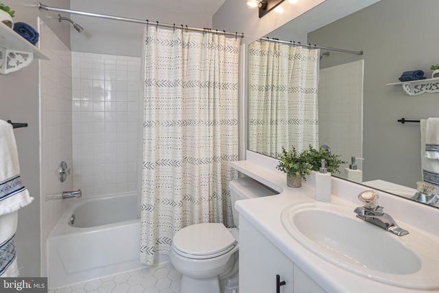 1 HOWE CT, Pennington, NJ 08534