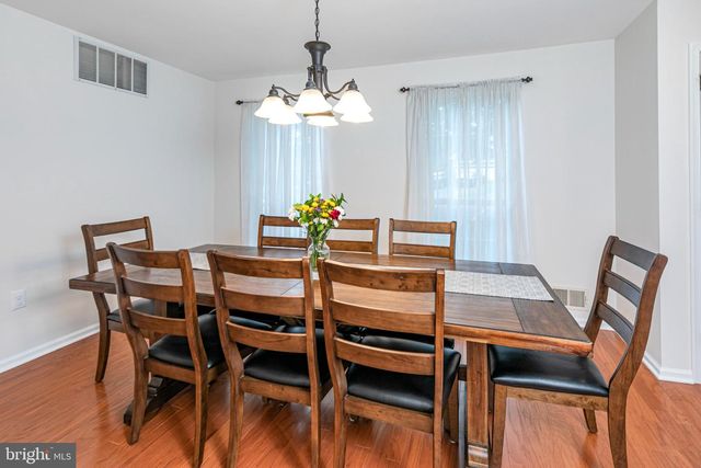 1 HOWE CT, Pennington, NJ 08534