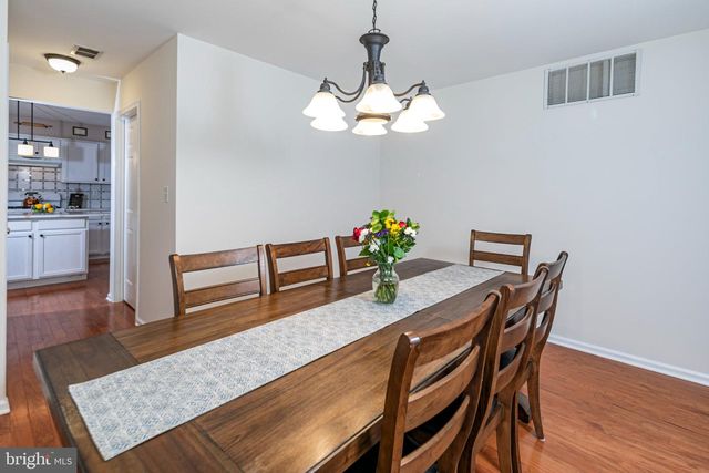 1 HOWE CT, Pennington, NJ 08534