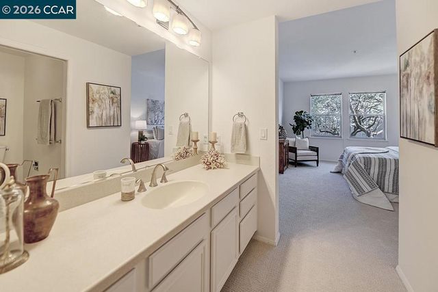 1860 1860 Tice Creek 1241, Walnut Creek, CA 94595