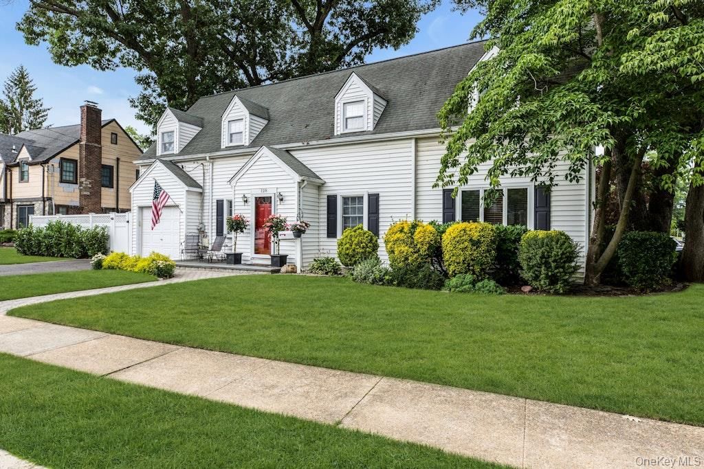 128 Stuart Street, Lynbrook, NY 11563 — photo 3
