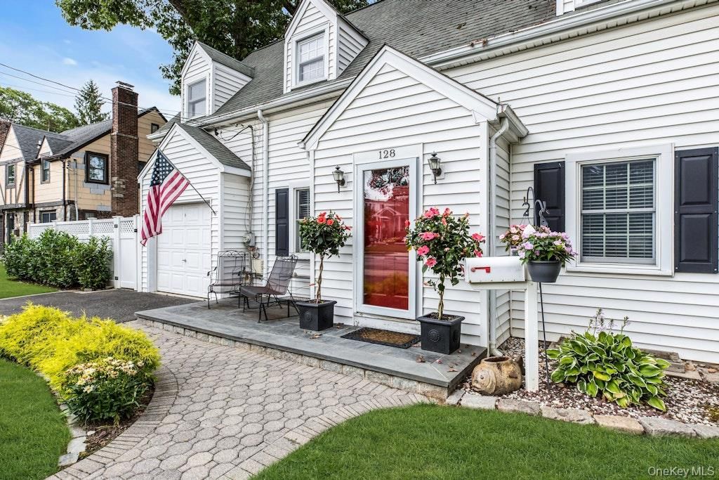128 Stuart Street, Lynbrook, NY 11563 — photo 4