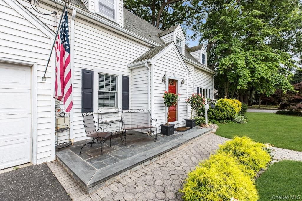 128 Stuart Street, Lynbrook, NY 11563 — photo 5