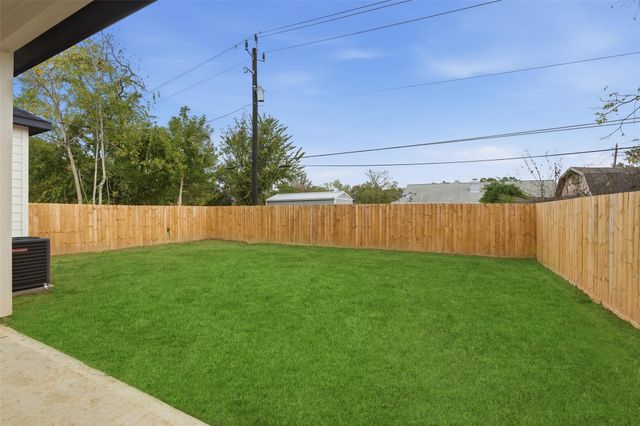 419 S Lobit Street, La Porte, TX 77571