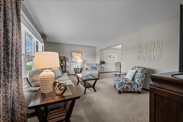 2477 Cambridge Drive, Aurora, IL 60506