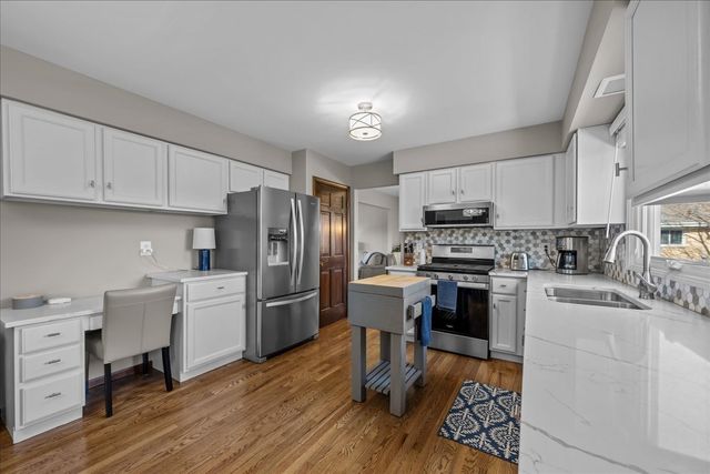 2477 Cambridge Drive, Aurora, IL 60506