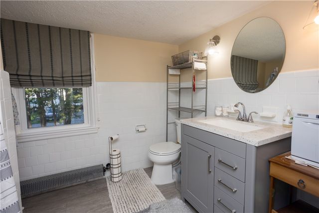 836 Main Road, Tiverton, RI 02878