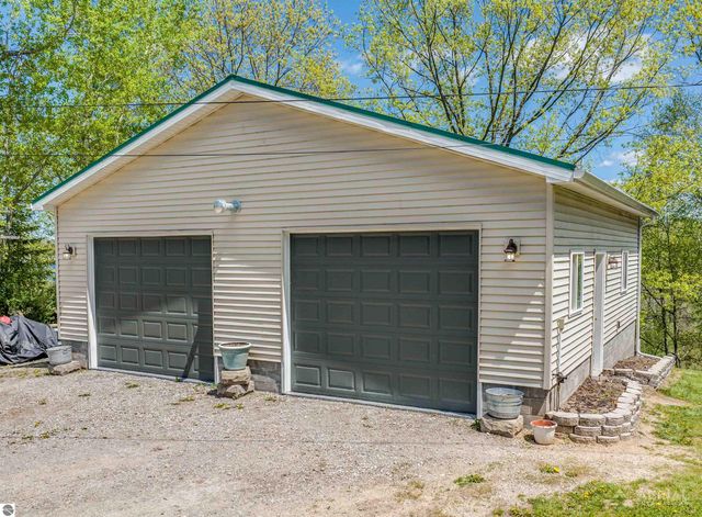 100 Lakeview Drive, Hale, MI 48739