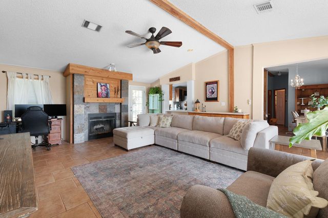635 Ramms DR, Florence, TX 76527