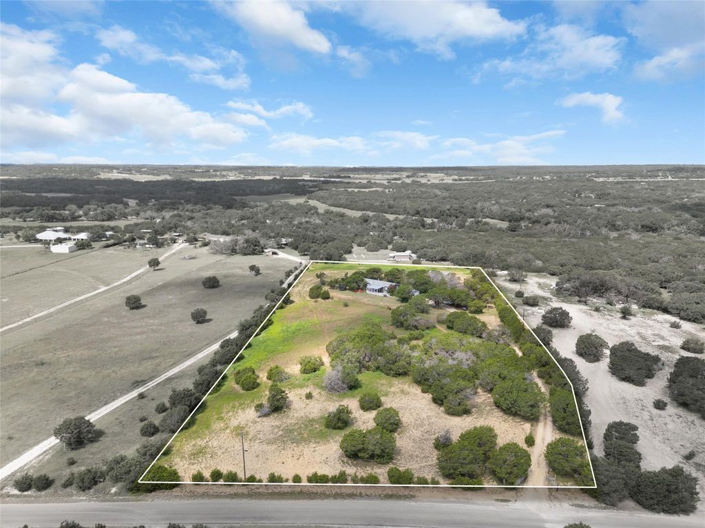 635 Ramms DR, Florence, TX 76527
