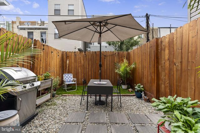 2215 E OAKDALE ST, Philadelphia, PA 19125