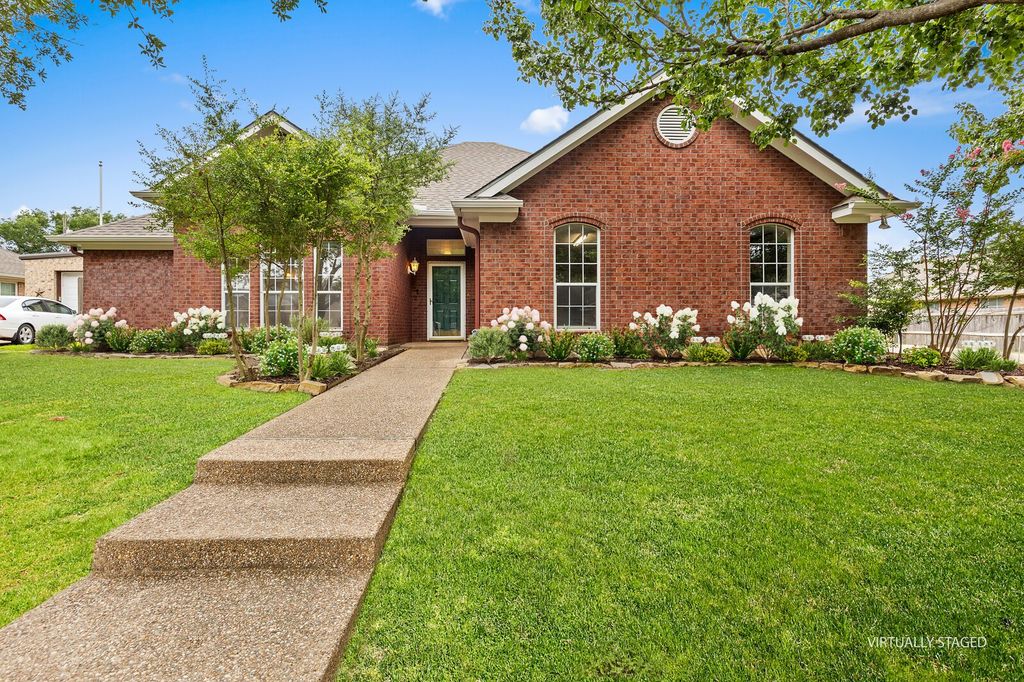 325 Fannin Drive, Hewitt, TX 76643