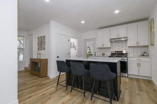 300 E Rosedale AVENUE, Milwaukee, WI 53207