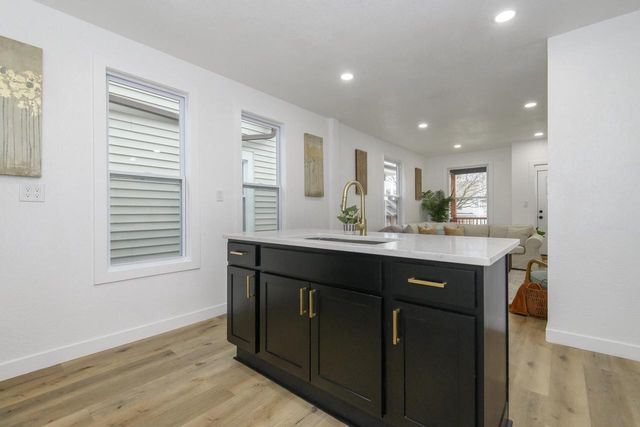 300 E Rosedale AVENUE, Milwaukee, WI 53207