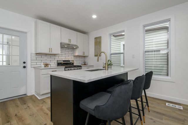 300 E Rosedale AVENUE, Milwaukee, WI 53207