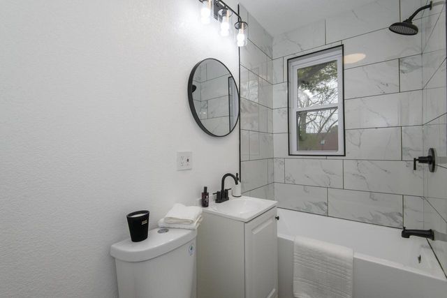 300 E Rosedale AVENUE, Milwaukee, WI 53207