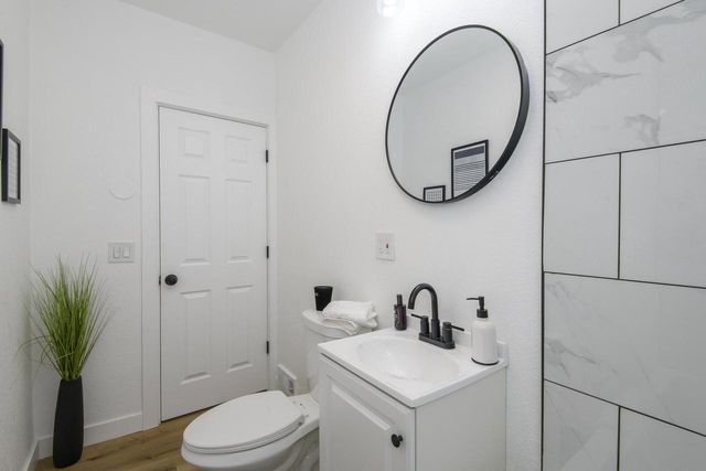 300 E Rosedale AVENUE, Milwaukee, WI 53207