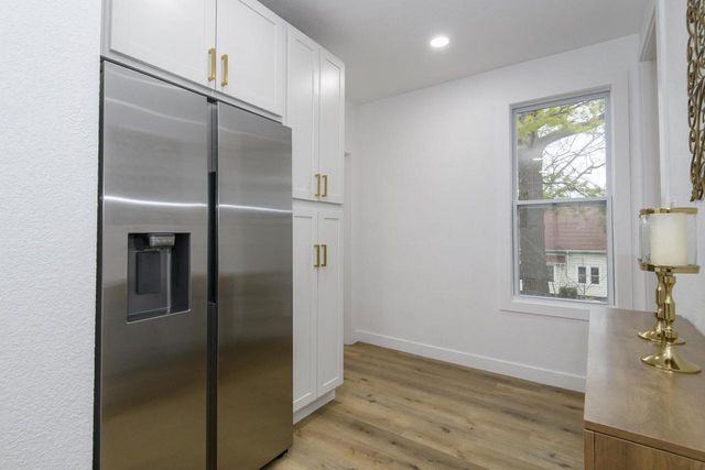 300 E Rosedale AVENUE, Milwaukee, WI 53207