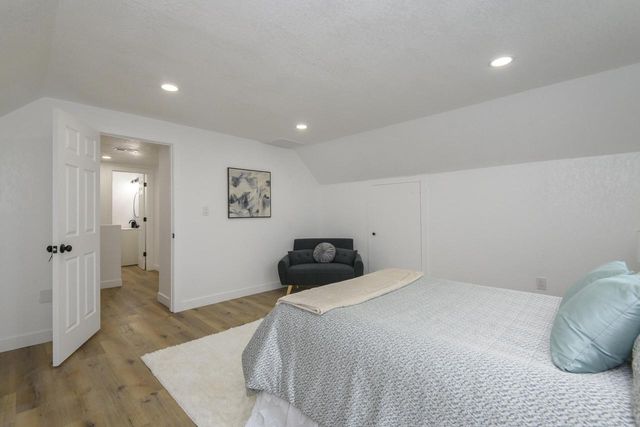 300 E Rosedale AVENUE, Milwaukee, WI 53207