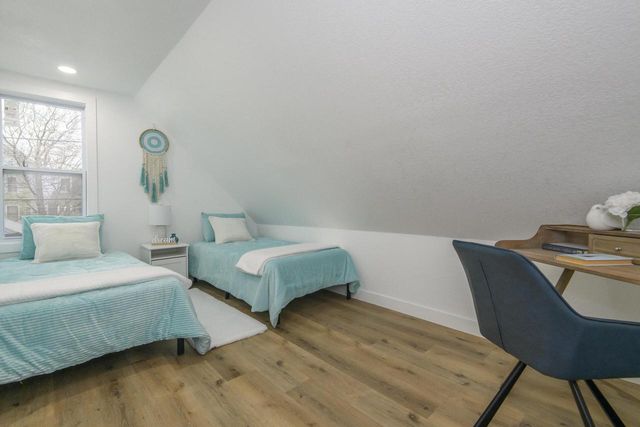 300 E Rosedale AVENUE, Milwaukee, WI 53207