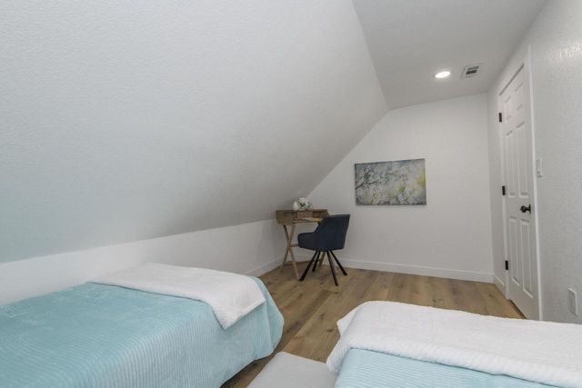 300 E Rosedale AVENUE, Milwaukee, WI 53207