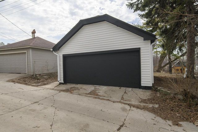 300 E Rosedale AVENUE, Milwaukee, WI 53207