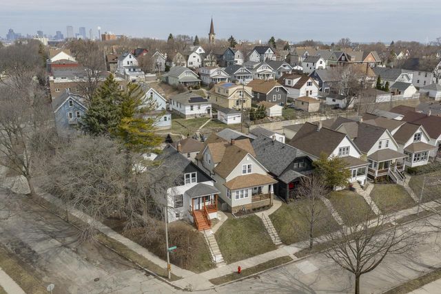 300 E Rosedale AVENUE, Milwaukee, WI 53207