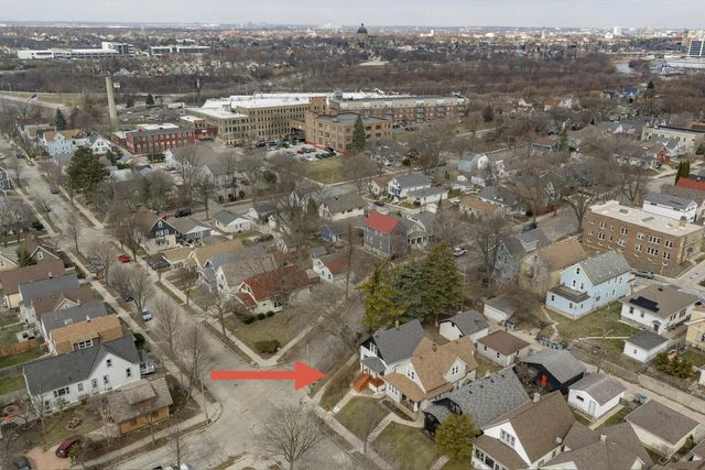 300 E Rosedale AVENUE, Milwaukee, WI 53207