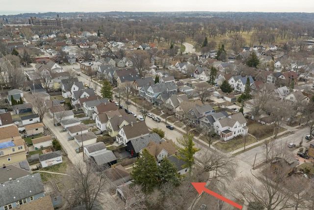 300 E Rosedale AVENUE, Milwaukee, WI 53207