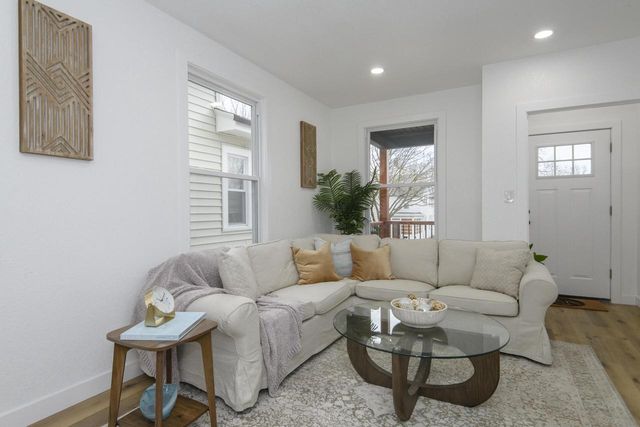 300 E Rosedale AVENUE, Milwaukee, WI 53207