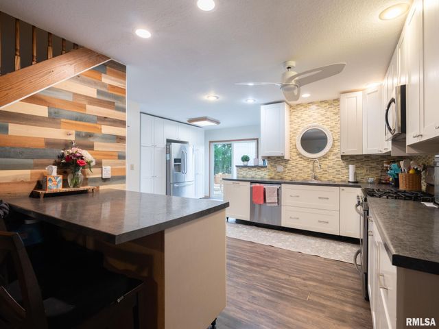 2424 MAYWOOD Avenue, Pekin, IL 61554