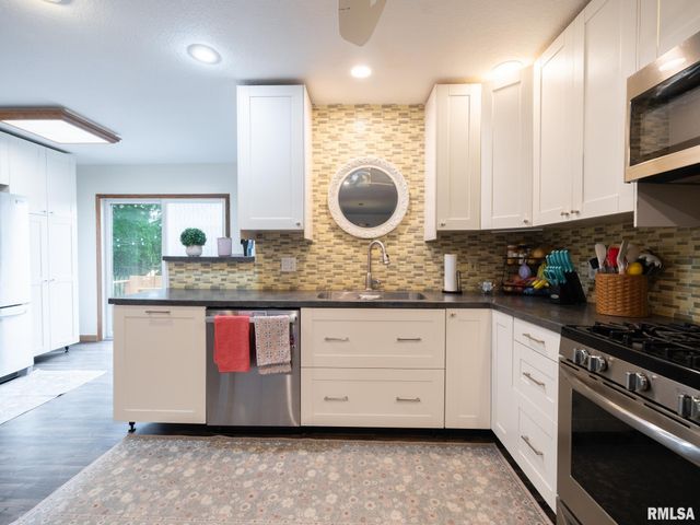 2424 MAYWOOD Avenue, Pekin, IL 61554