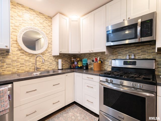 2424 MAYWOOD Avenue, Pekin, IL 61554