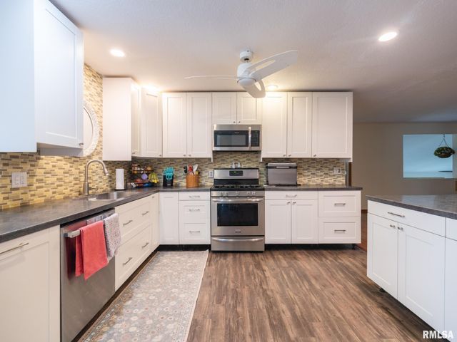 2424 MAYWOOD Avenue, Pekin, IL 61554