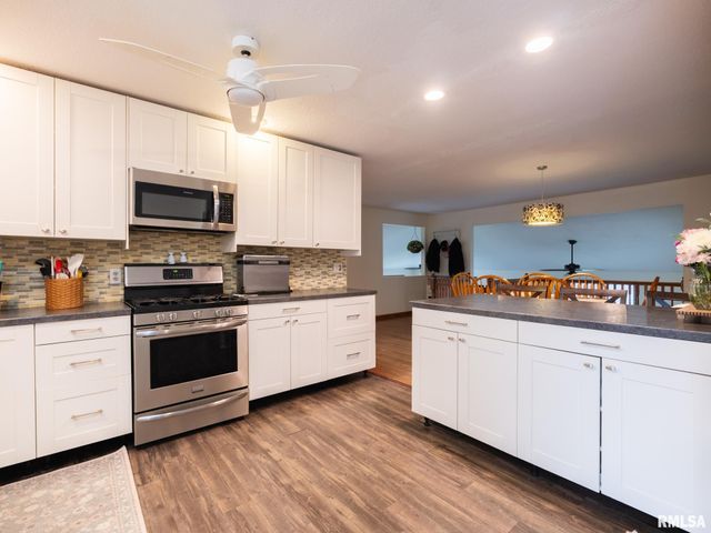 2424 MAYWOOD Avenue, Pekin, IL 61554