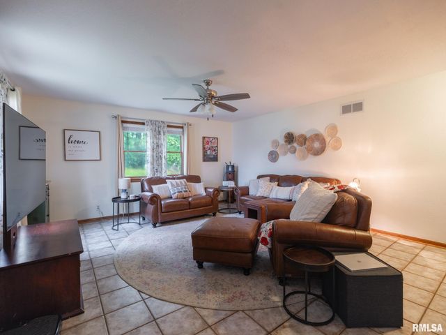 2424 MAYWOOD Avenue, Pekin, IL 61554