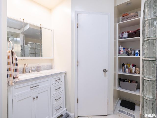2424 MAYWOOD Avenue, Pekin, IL 61554