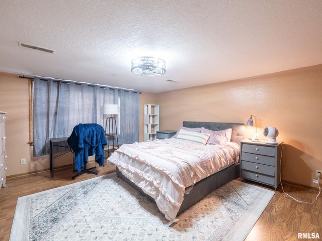 2424 MAYWOOD Avenue, Pekin, IL 61554