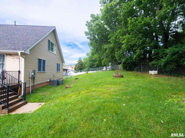 2424 MAYWOOD Avenue, Pekin, IL 61554