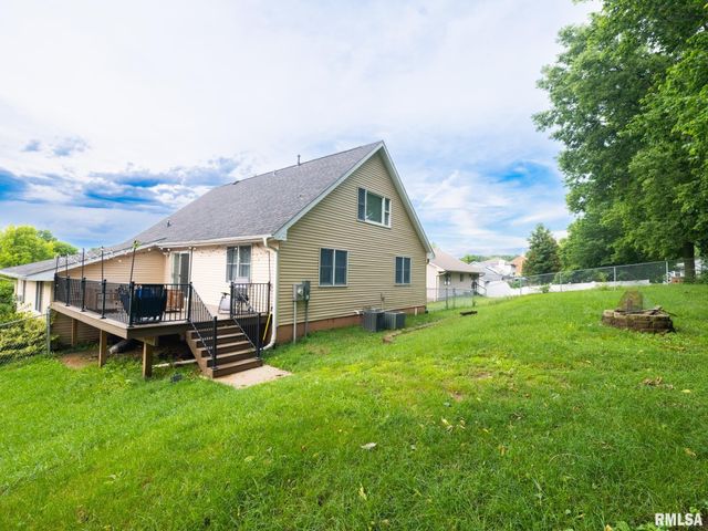 2424 MAYWOOD Avenue, Pekin, IL 61554
