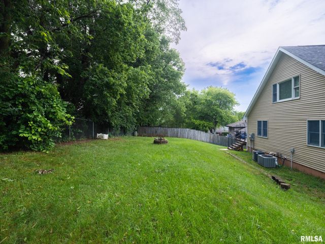 2424 MAYWOOD Avenue, Pekin, IL 61554