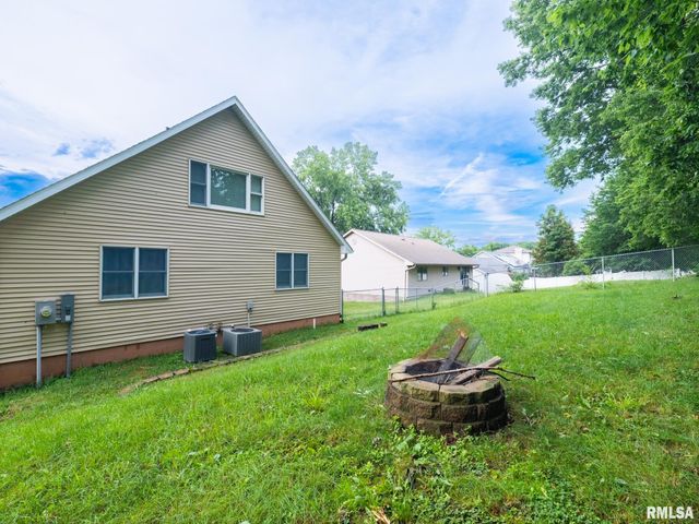 2424 MAYWOOD Avenue, Pekin, IL 61554