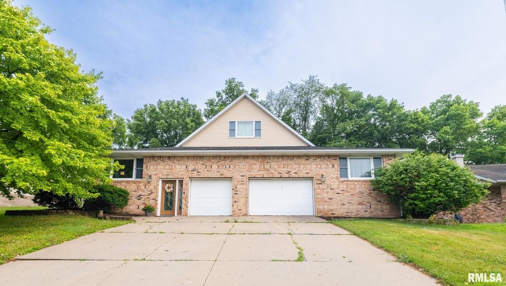 2424 MAYWOOD Avenue, Pekin, IL 61554