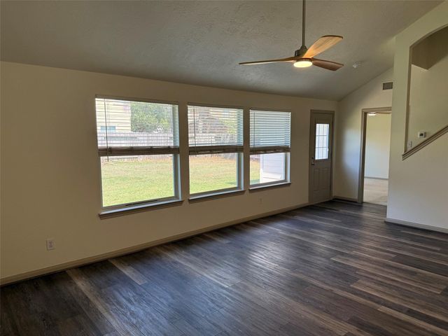 11922 Lois Lane Drive, Pinehurst, TX 77362